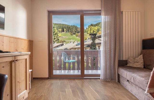 Apartamento "Trocker Kastelruth 4" cerca de Seiser Alm con vistas y bañera de hidromasaje