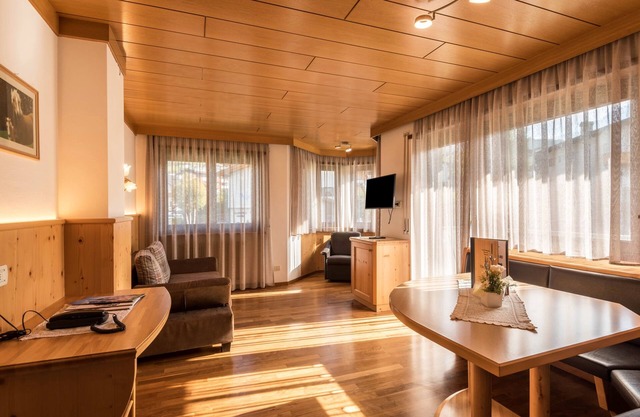 Apartamento "Trocker Kastelruth 5" cerca de Seiser Alm con vistas y bañera de hidromasaje