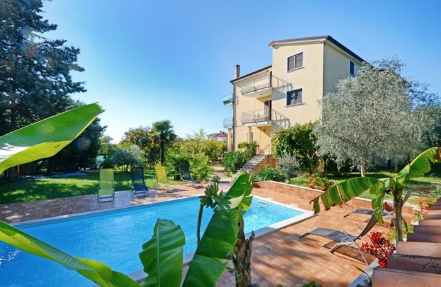 Apartamento Umag Valica, cerca de la playa, con piscina, chimenea, barbacoa.