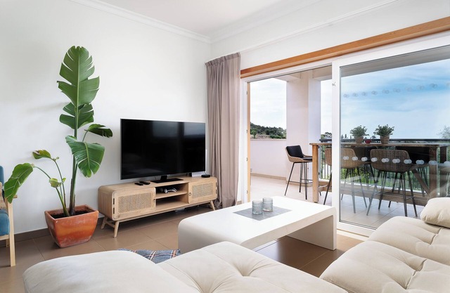 Apartamento 'V2 Vale da Ribeira' con piscina compartida, Wi-Fi y aire acondicionado