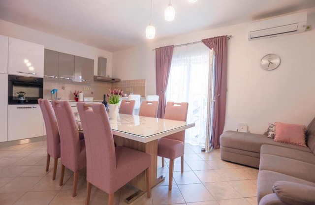 Apartment Vesna near beach with the balcony
