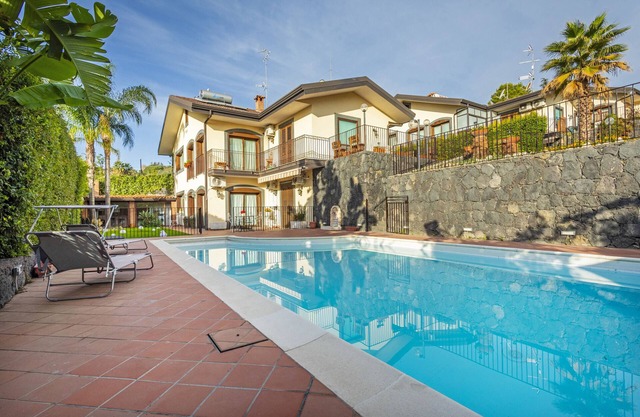 Apartamento 'Villa Di Mauro' con vistas a la montaña, piscina privada y aire acondicionado