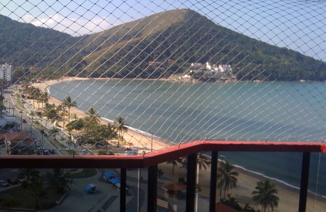Apartamento con balcón frente al mar.