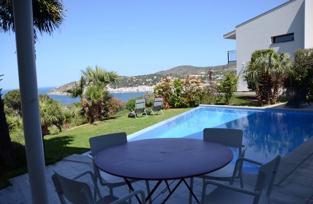 Apartamento con piscina y vistas al mar.
