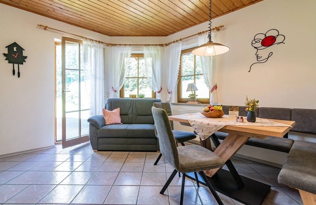 Apartamento 'Wiesengrund' con vistas a la montaña, terraza privada y Wi-Fi