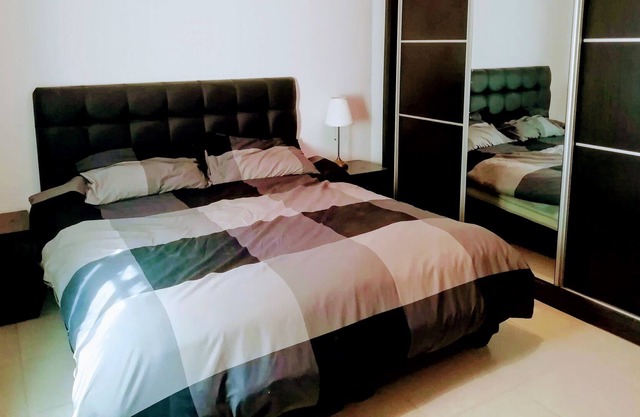 Apartamento con terraza privada, jardín y garaje.
