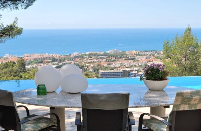 Apartamento con fantásticas vistas al Mediterráneo y Marbella con piscina.