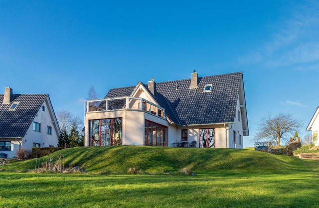 Apartamento con chimenea y terraza con vista al lago.