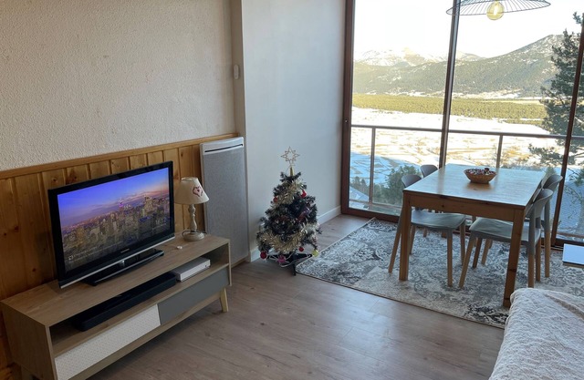 Apartment with lake and mountain views 100 m from the slopes