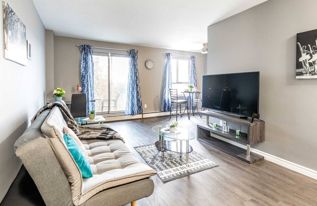 1BR King Apartment - Near DT Hamilton!