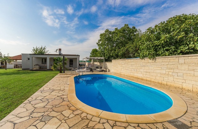 Casa de vacaciones familiar con piscina en el campo en Pomer, Croacia