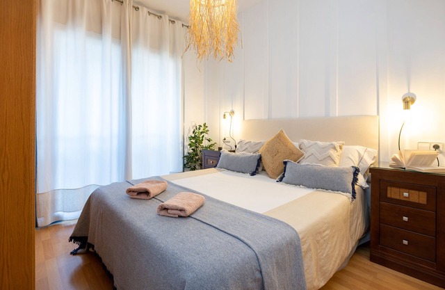 piso con terraza, garaje, wifi, piscina, calefacción, céntrico y tranquilo