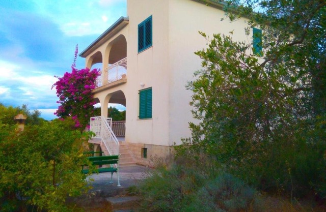 Apartments by the sea Necujam, Solta - 21776