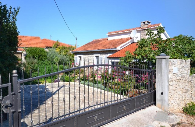 Apartments by the sea Splitska, Brac - 11300