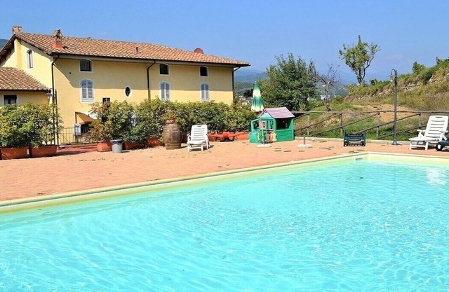 Clarabella Apartment A: Un apartamento característico y acogedor que forma parte de una villa de dos plantas situada en una zona montañosa.