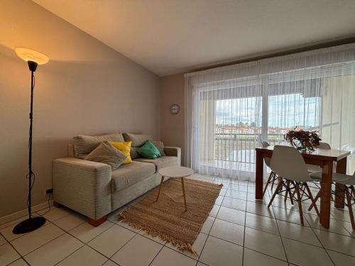 Appartement avec Terrasse Proche Plage et Parking Gratuit - FR-1-239-955
