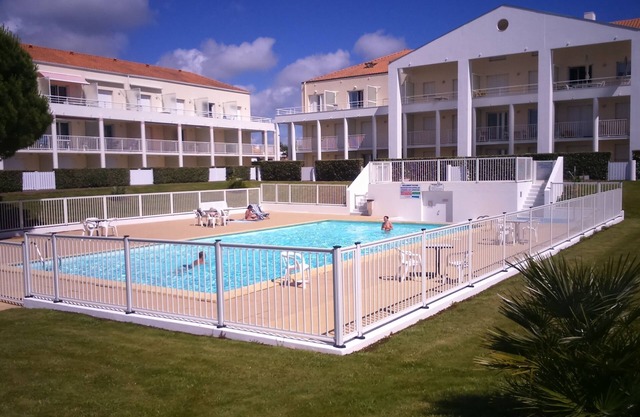 Cita en rez de jardín con piscina, cerca de la playa.