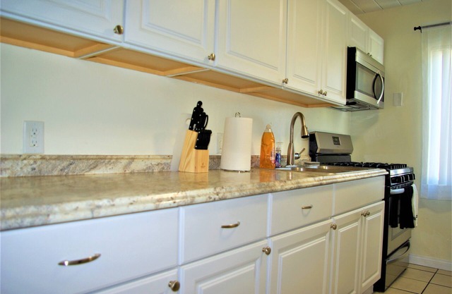 Apt #7, 2 bedroom / 1 bathroom, 8 min to Downtown!
