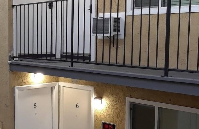 Apt #8, 2 bedroom / 1 bathroom, 8 min to Downtown!