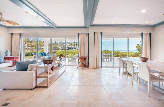 Apt w/ 2BR-beachfront/private pool in Sotogrande