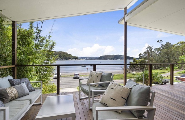 Araluen House at Pretty Beach - Special Deal - This striking, architecturally designed home, with spectacular water views, is ideal for those seeking a bayside holiday escape with a feeling of sheer luxury.