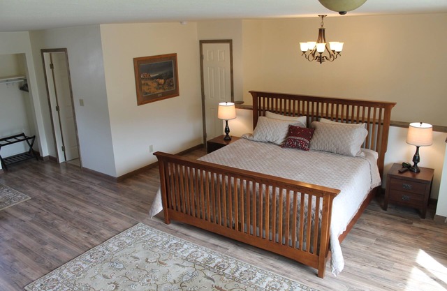 Nuevo y espacioso estudio de 550 pies cuadrados en Gardiner MT, en la entrada norte a Yellowstone