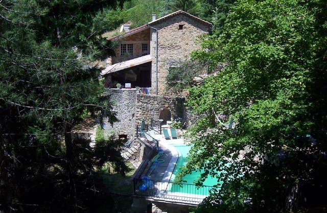 Vista de la piscina climatizada de la casa Ardèchoise de las montañas Ardèche