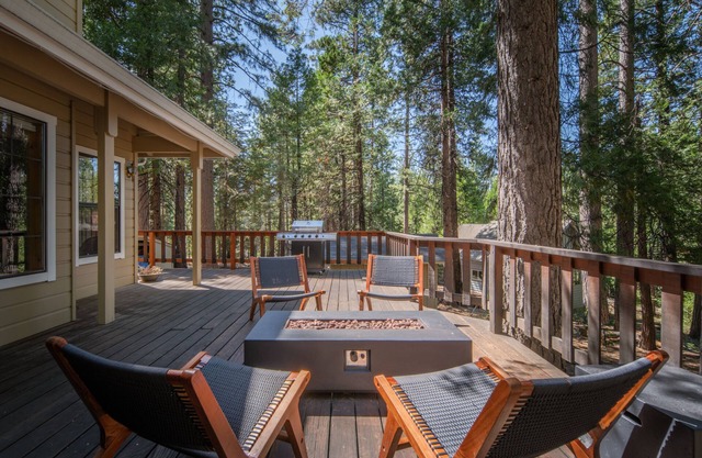 Arnold Basecamp - New Listing - Steps from the Arnold Rim Trail