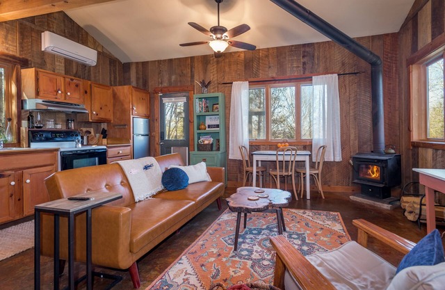 Artisan Cabin Escape: Nature-Inspired Getaway