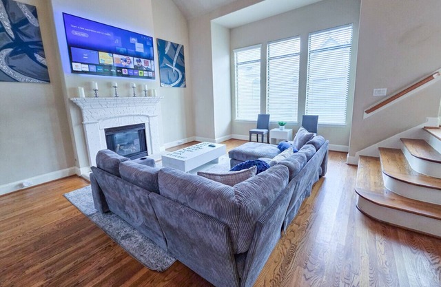 Artsy 3-Story Townhouse w/ Hot Tub - Perfect for Groups
