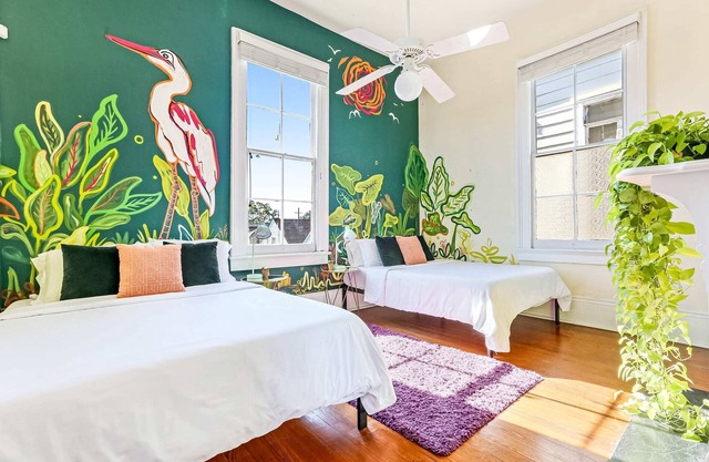 ¡Hip Magazine Street Apartment w / Large Balcony!
