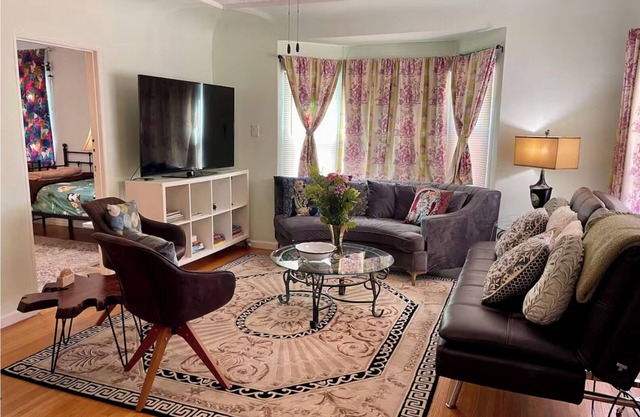 Artsy Retreat w/ Cal-King Bed near Park, Shops, Restr, Airport. 30+Day Special