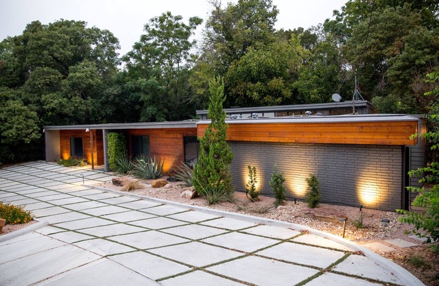 Como se ve en Fixer Upper: ¡quédese en la fabulosa casa moderna Waco Mid Century!