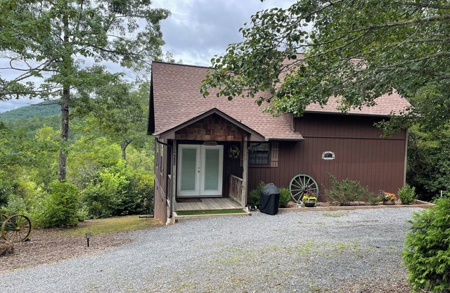 Aster Cabin - Beautiful Mountain View, Rustic Charm w/ Jacuzzi & Wood Fireplace