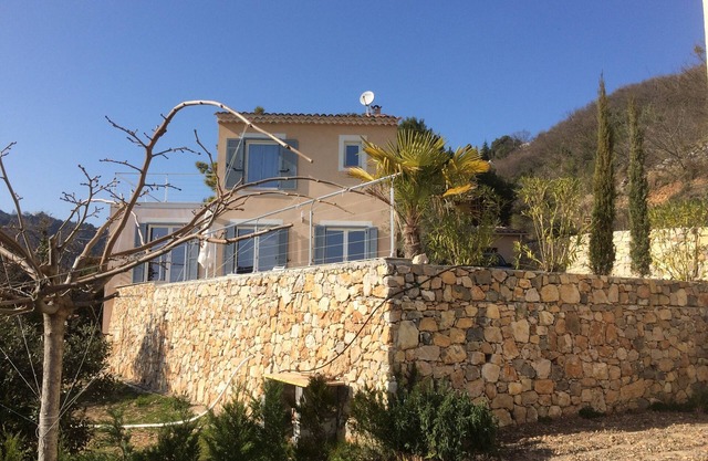 A los 10 km de Menton, magnífica villa nueva con vistas al mar y piscina en las puertas de Mar