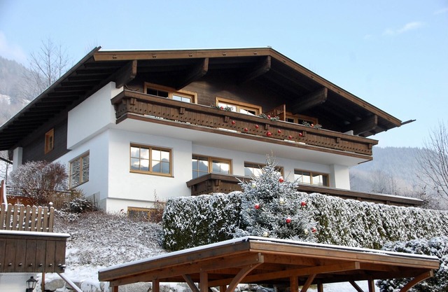 Acogedor apartamento en la planta superior con balcón privado y vistas panorámicas a las montañas.