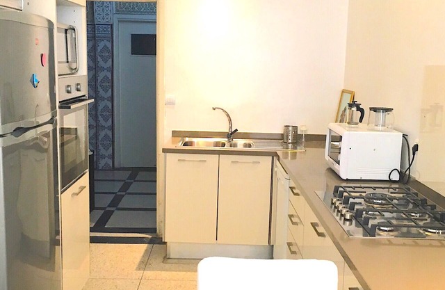 En Mina, apartamento amplio y luminoso, beldi y cocina moderna, tranquila