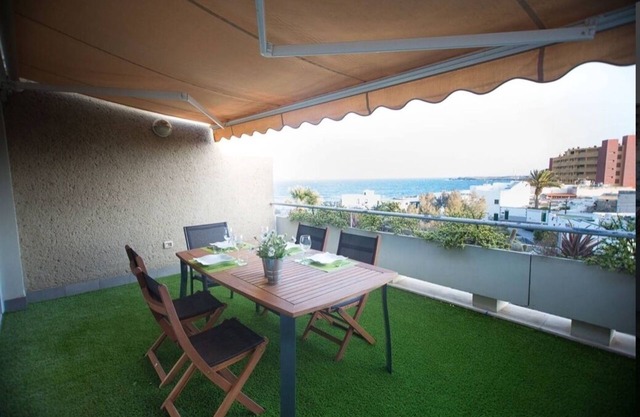 A nivel del mar, y con vistas la playa. Apartamento con terraza y 8 hrs de sol