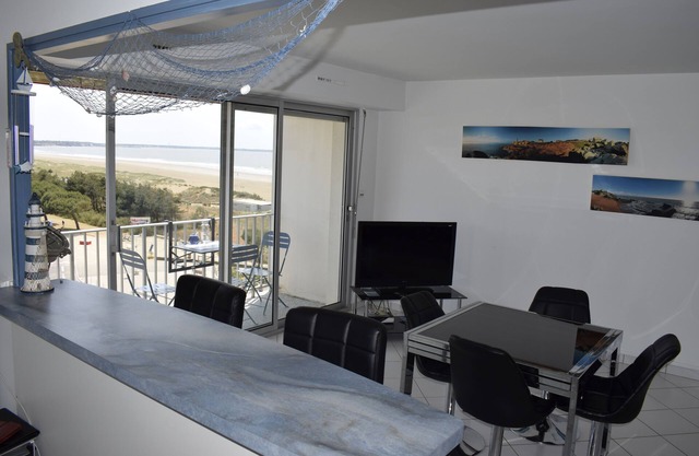 A pie de playa, apartamento de lujo, amplio 5 ° y planta alta, vista al mar.