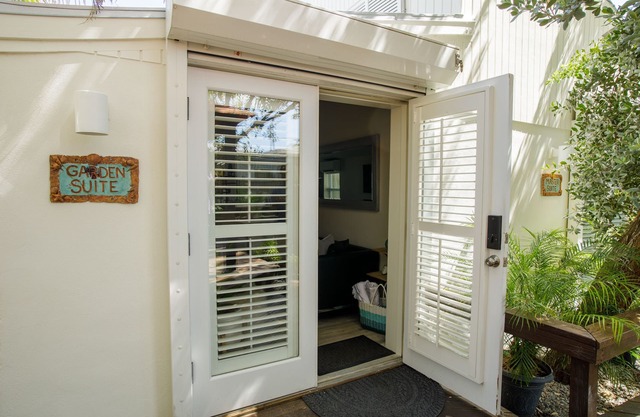 Atlantis House Banyan Suite, close to beach, off-street parking, renovated