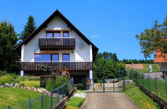Top floor apartment with 55 square meters, 2 bedrooms, 1 living room/bedroom for a maximum of 5 people