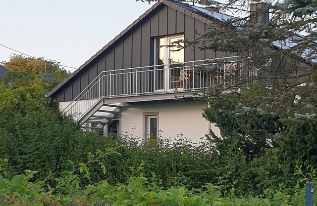 Casa con vista, terraza y jardín de invierno.