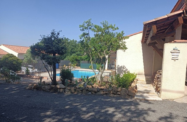 AU CALME... AU FIL DE L'EAU 4 travellers: Studio 2 beds. 1 shower. Kitchen
