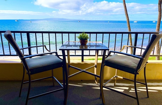 Feb special Beautiful Beachfront 1/1 condo on the beach with free parking & W/D
