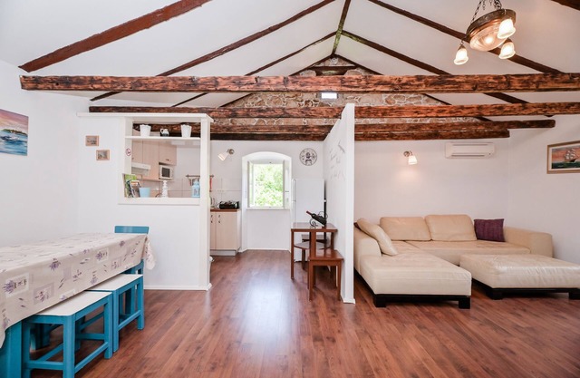 Autenthic mediterranean apartment in lovely Mošćenička Draga