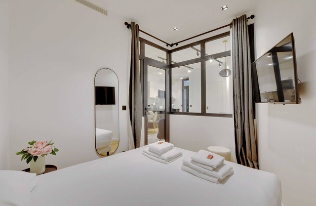 Authentic apt - 2br/6p - Rue des Martyrs - Opera