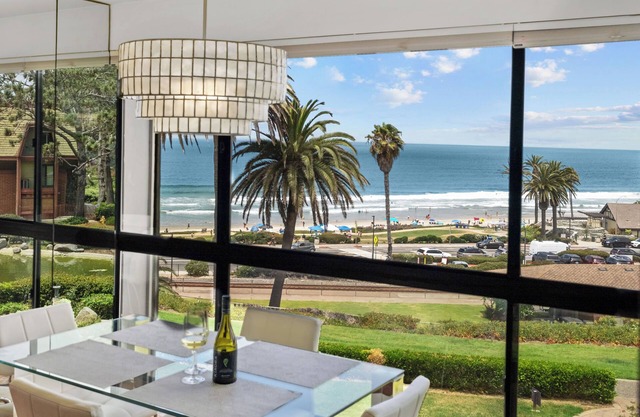 Condominio en L'Auberge Del Mar Resort con impresionantes vistas de aguas bravas y acceso a la playa