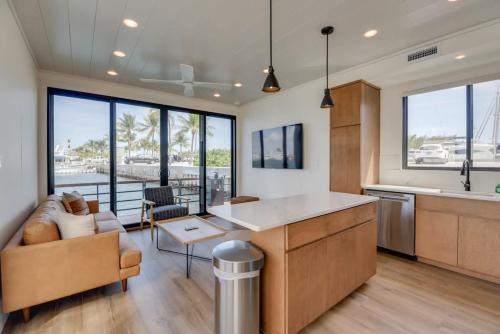 Awai's Floating Villa - Houseboat in Luxury Village