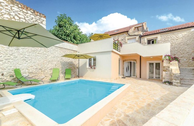 Stunning home in Zadar with WiFi, Outdoor swimming pool and Sauna