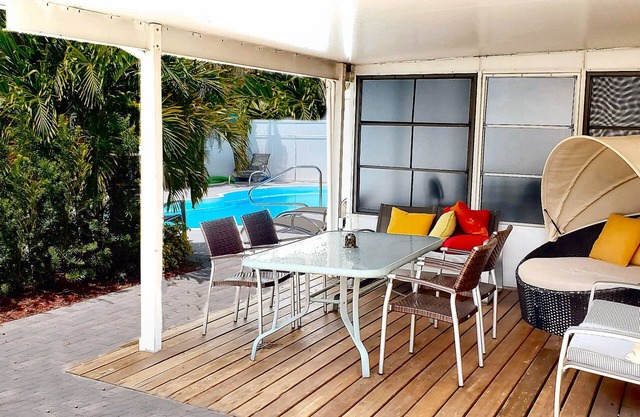 Impresionante suite privada privada de 2 habitaciones con piscina. Minutos a Playas, Estadios, PGA.